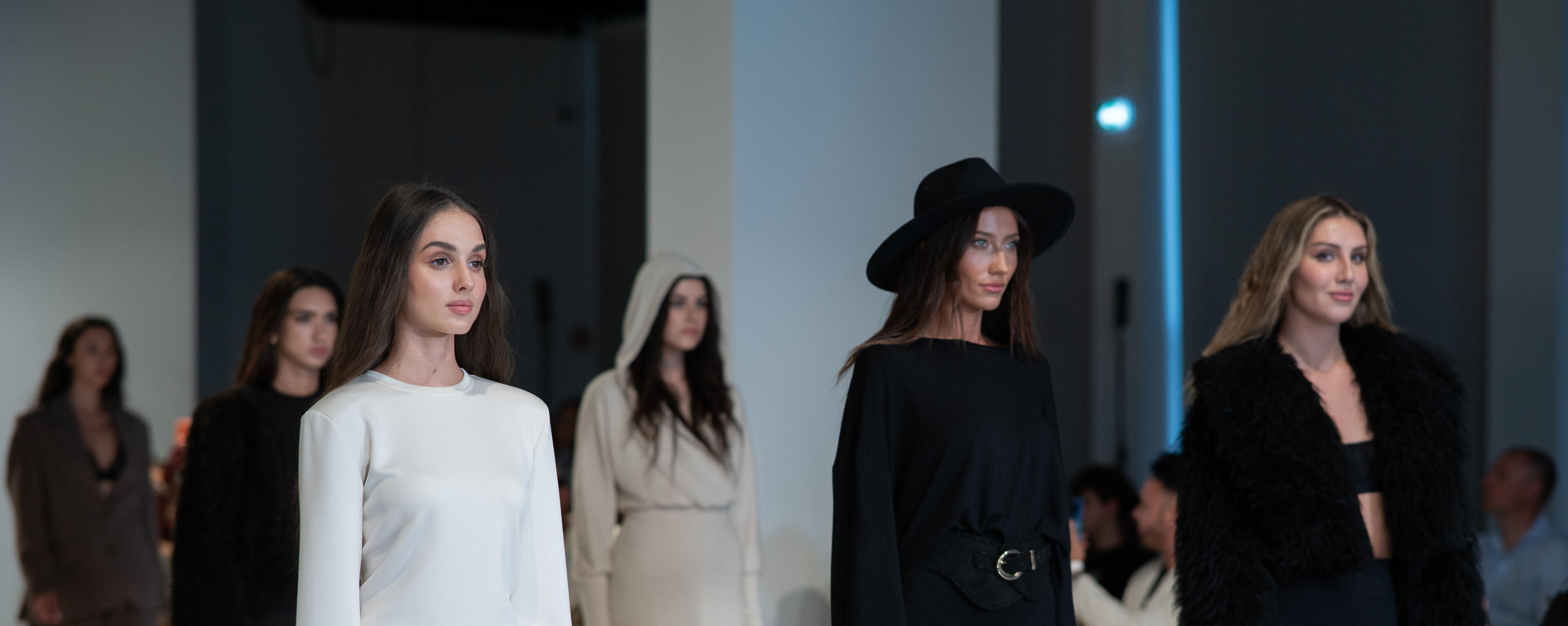 Fotografia pokazów mody Modelki prezentujące kolekcję podczas pokazu mody
