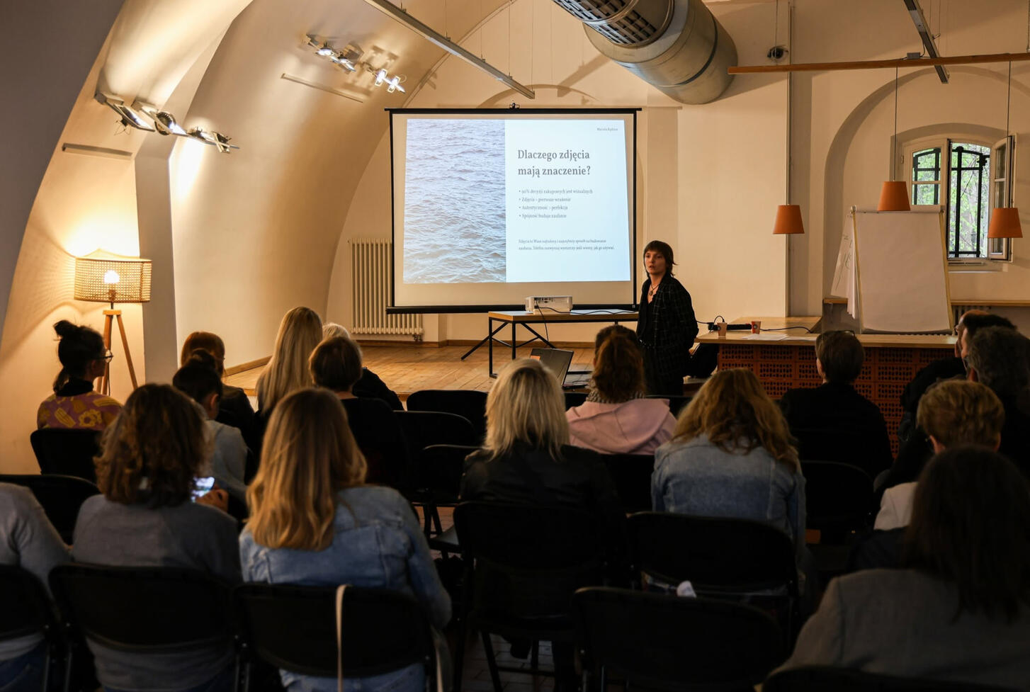 mentoring, warsztaty i szkolenia fotograficzne Mariola Kędzior prowadząca szkolenie dla grupy osób